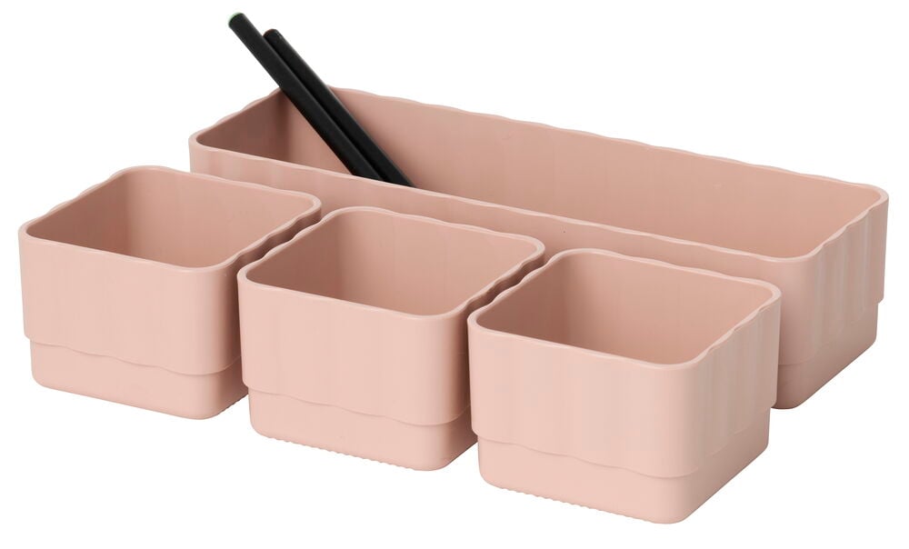 Ein Set Rosa Kunststoff-Aufbewahrungsboxen: eine lange, drei quadratische, mit zwei schwarzen Essstäbchen.