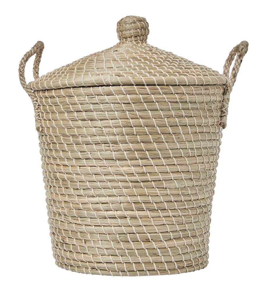 Flätad vit förvaringskorg i sjögräs med lock.