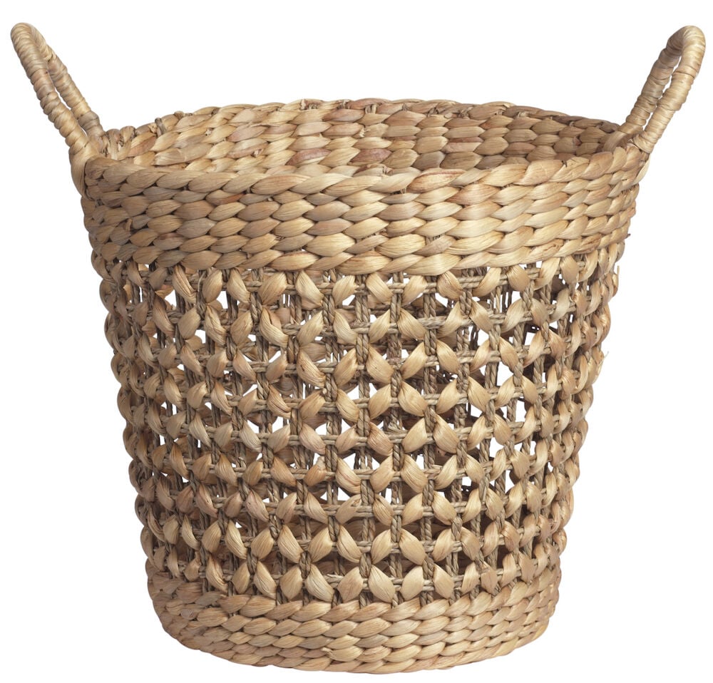 Handflätad förvaringskorg i vattenhyacint med två handtag.