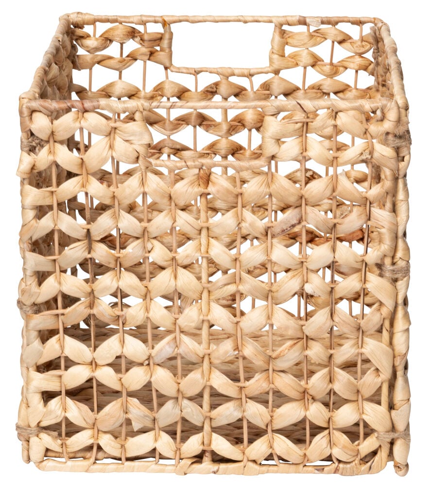 Punottu säilytyskori luonnollisesta vesihyasintista.