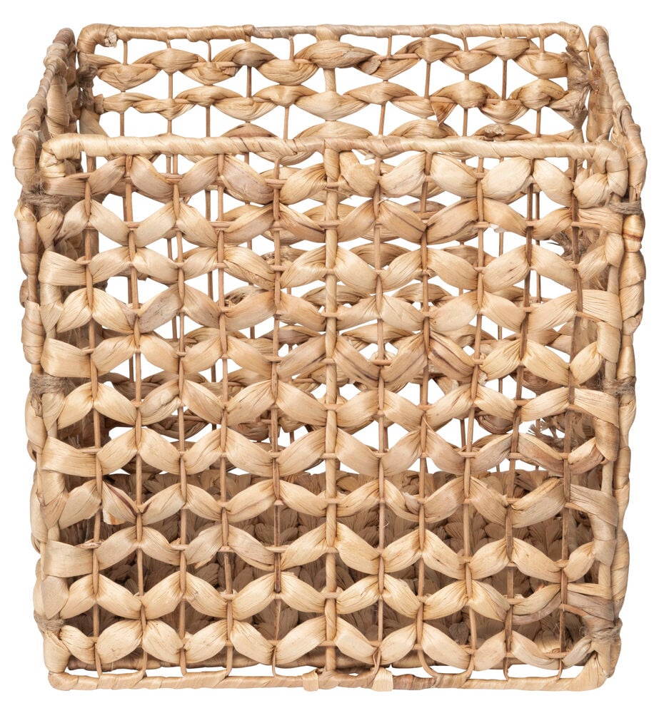 Fyrkantig flätad korg av naturfärgad vattenhyacint.