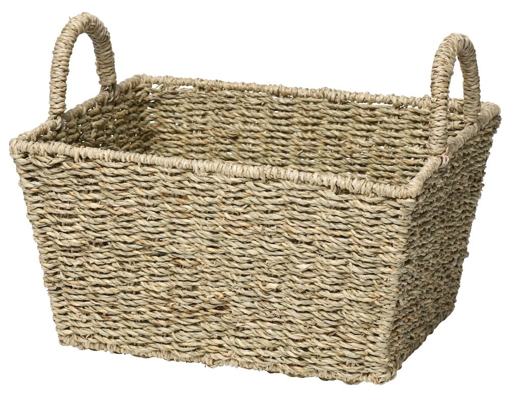 Rektangulär handflätad korg av sjögräs med handtag.