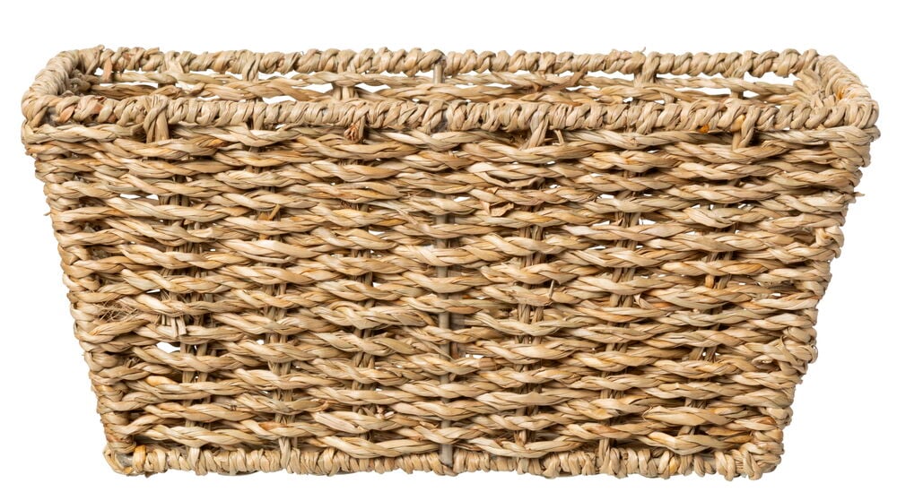 Rektangulär korg av flätat sjögräs utan lock.