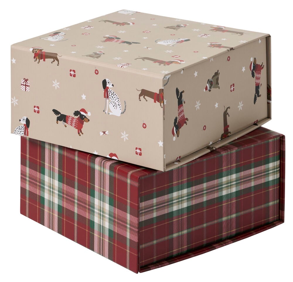 Eine Weihnachts-Geschenkverpackung 18x18x8 cm mit Hundemustern liegt auf einer rot karierten Geschenkverpackung.