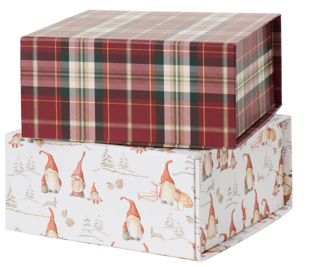 Två juliga presentförpackningar med rutigt och tomte-motiv.