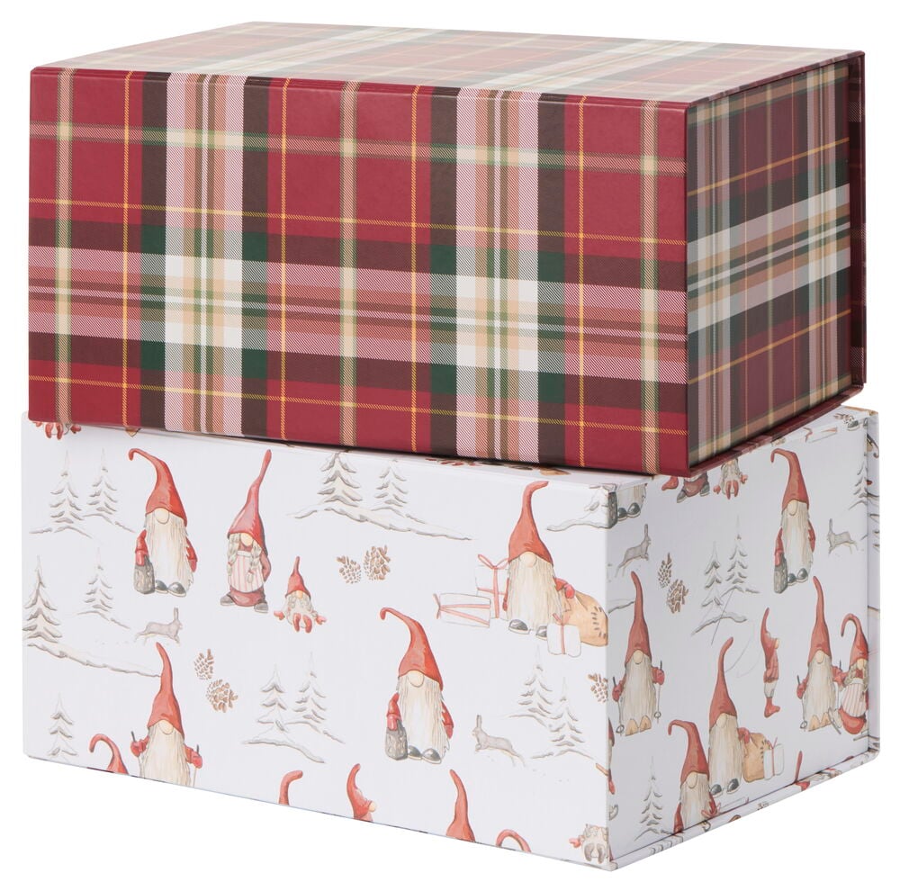 Två juliga presentlådor med olika mönster.