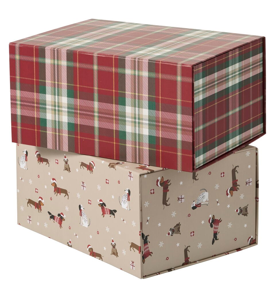 Zwei Weihnachts-Geschenkverpackungen: eine rot, grün, weiß karierte Box auf einer beigen Hundemuster-Box.