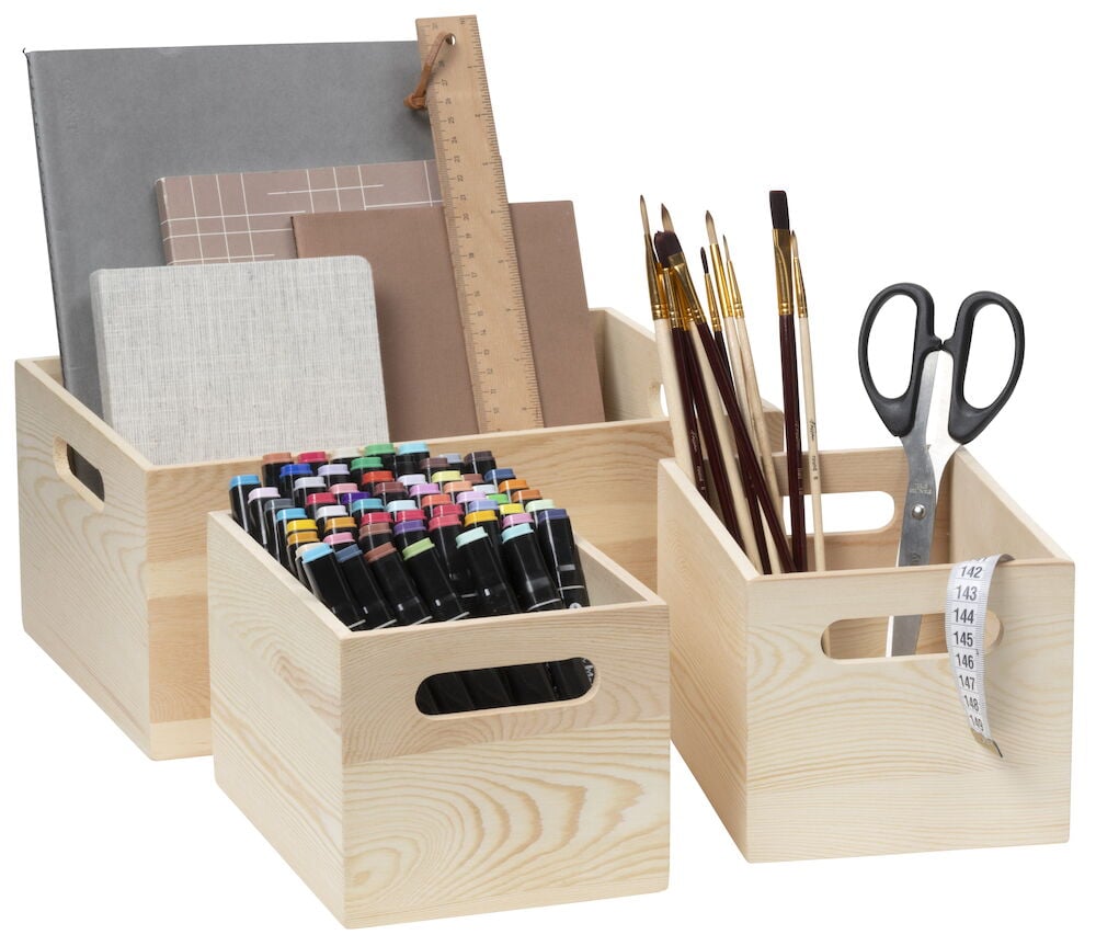 Tre trekasser med kontorrekvisita og notatbøker.