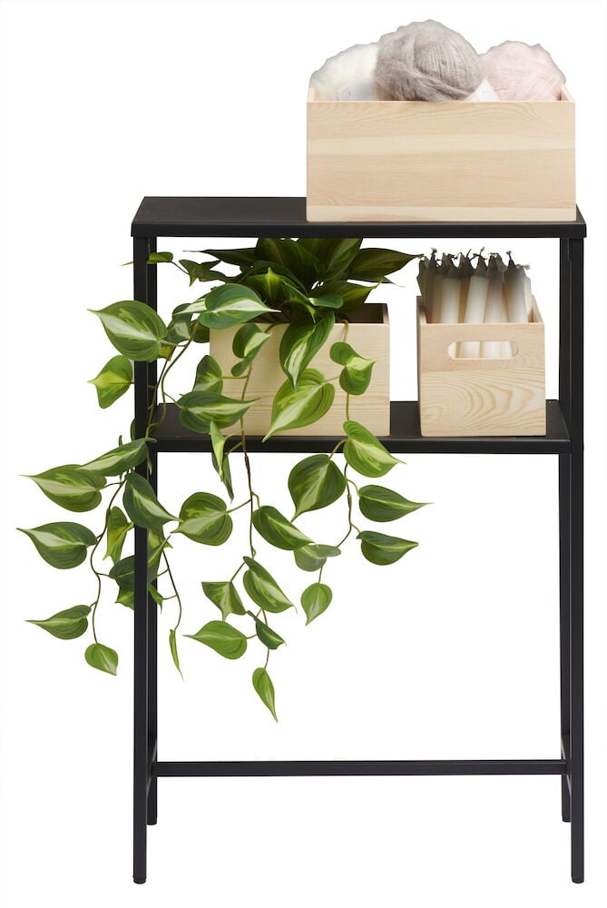 Tre treoppbevaringsbokser på svart hylle med plante.