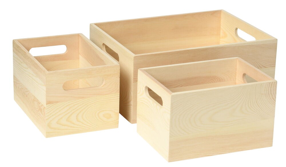 Tre lyse trekasser hvorav to har håndtak.