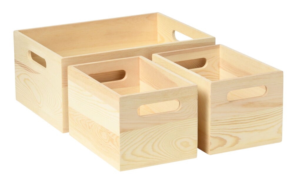 Tre trekasser med håndtak, tomme og stablet.