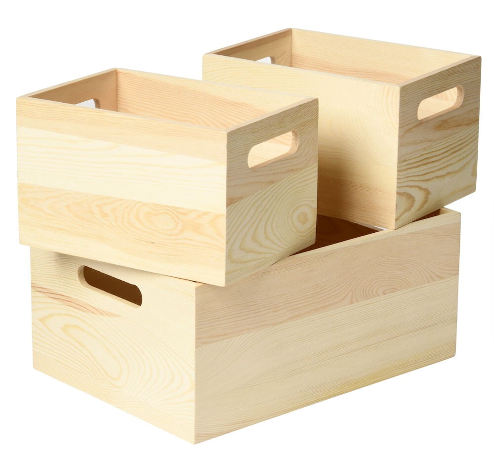 Tre stablebare trekasser med håndtak.