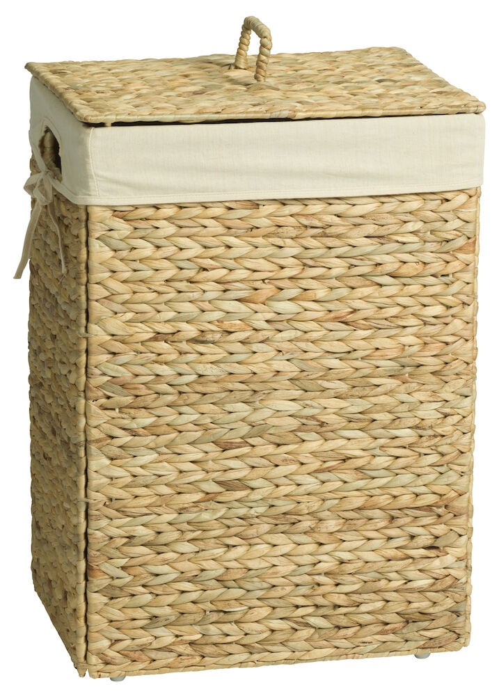 Flätad tvättkorg i vattenhyacint med lock.