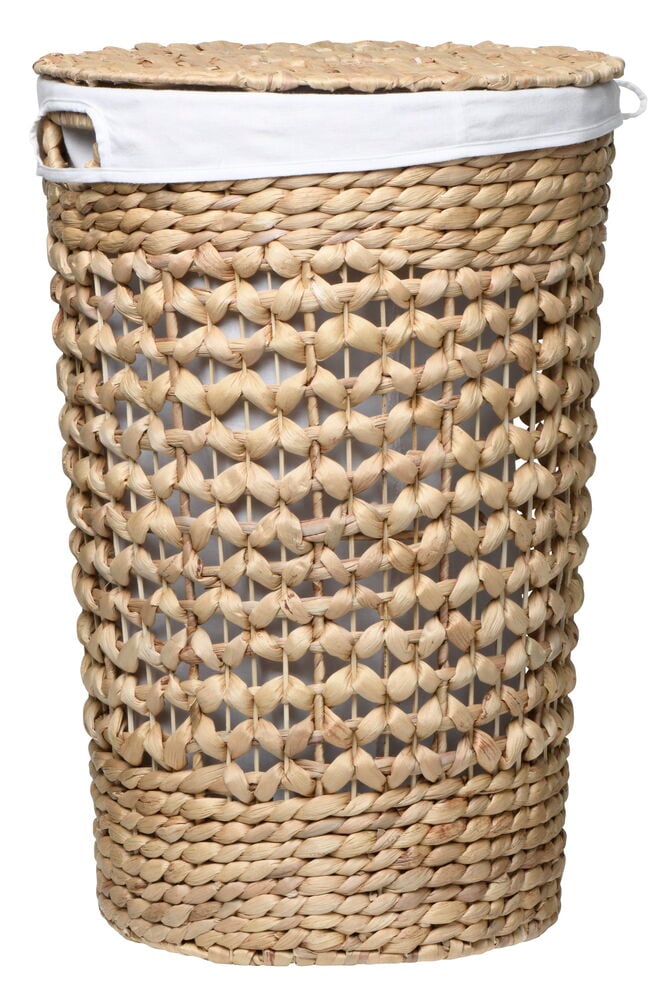 Käsinkudottu pyykkikori kannella ja valkoinen kangasvuori.