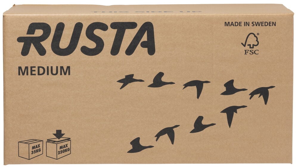 Brun flyttkartong med svarta tryck och fågelmotiv.