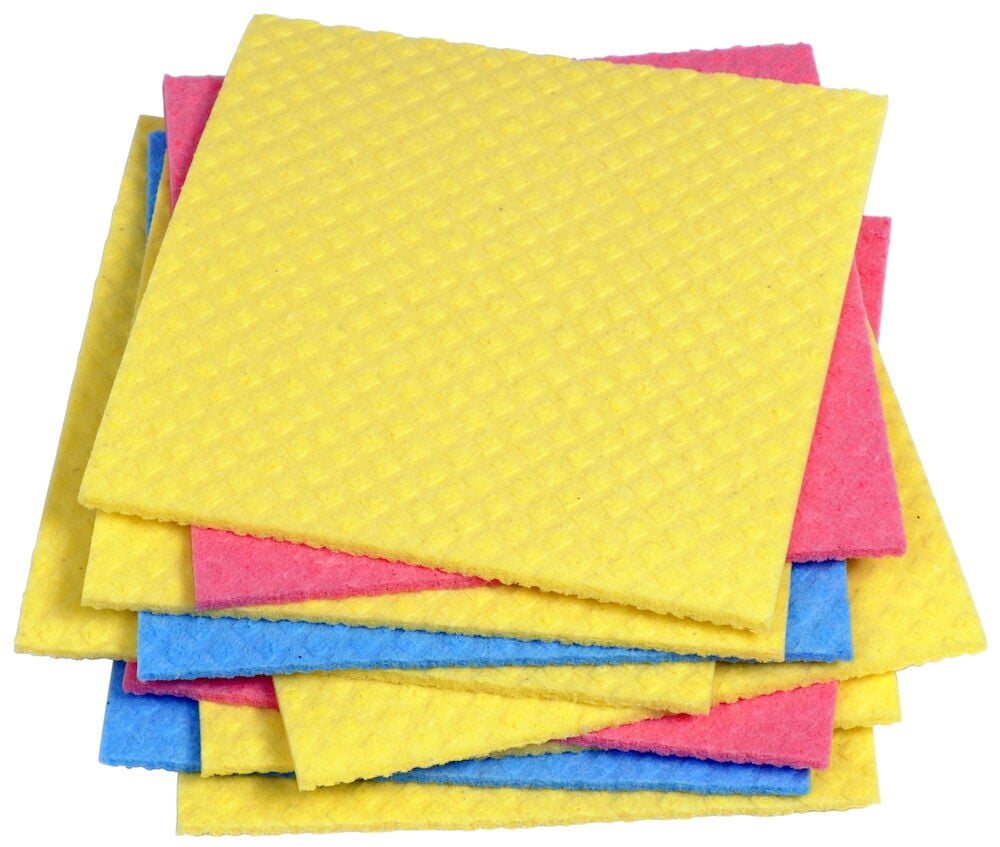 Flera färgglada rengöringsdukar staplade på varandra.