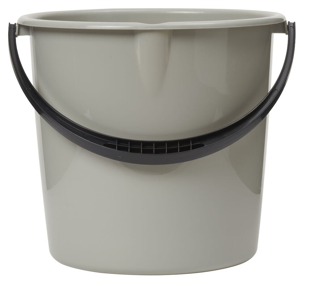 Grauer Plastikeimer mit schwarzem Griff von vorne.