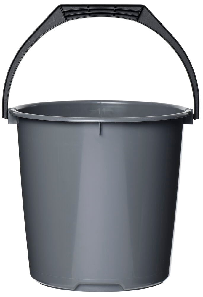 Grå hink i plast med svart handtag.