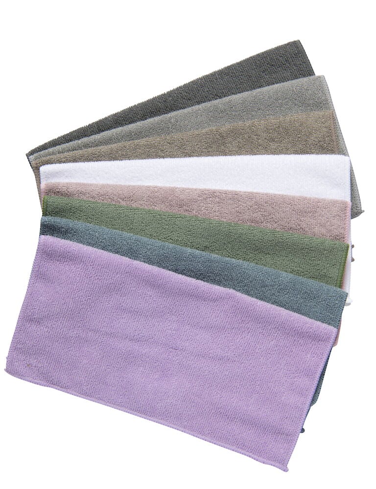 Åtte mikrofiberkluter i forskjellige farger.