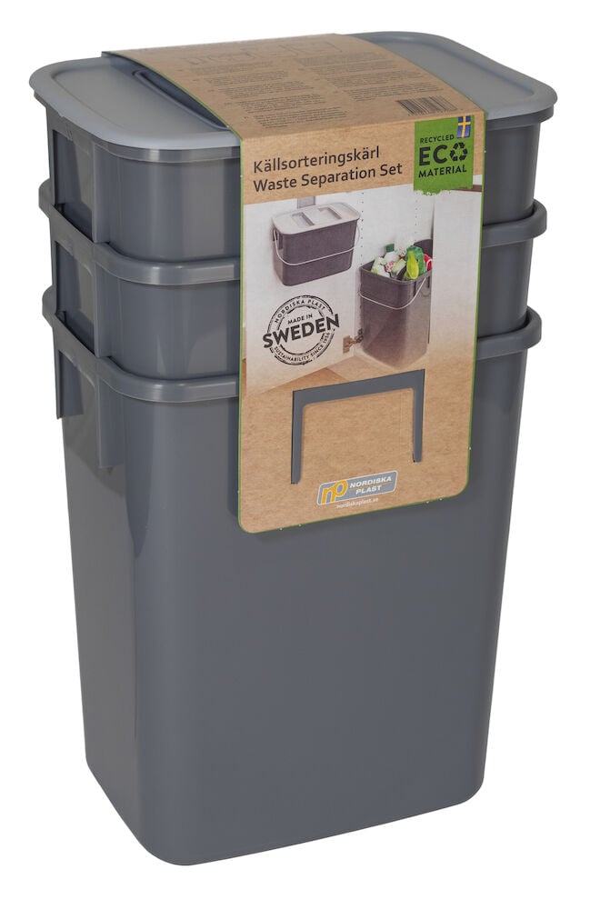 Tre stapelbara grå plastkärl för källsortering.