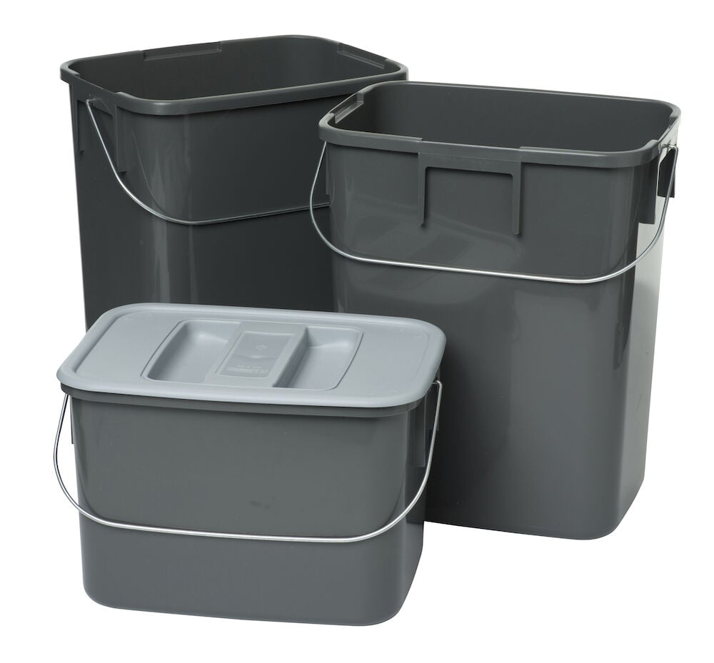 Tre grå återvinningskärl i olika storlekar.
