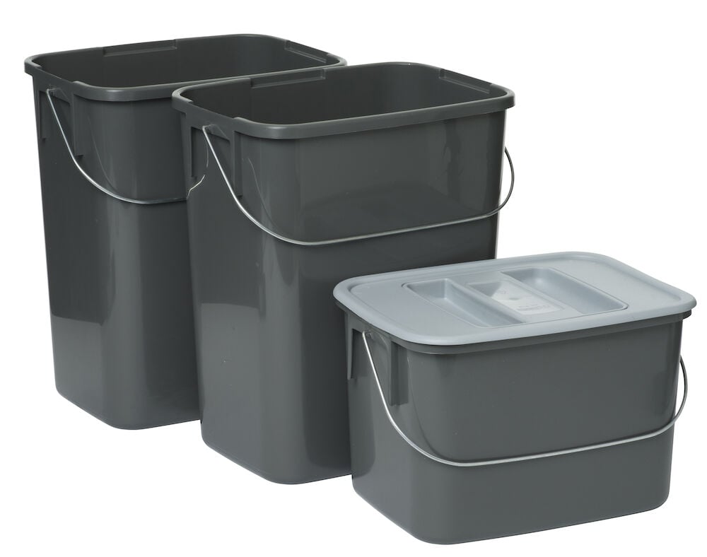 Tre gråa stapelbara återvinningskärl med lock och handtag.