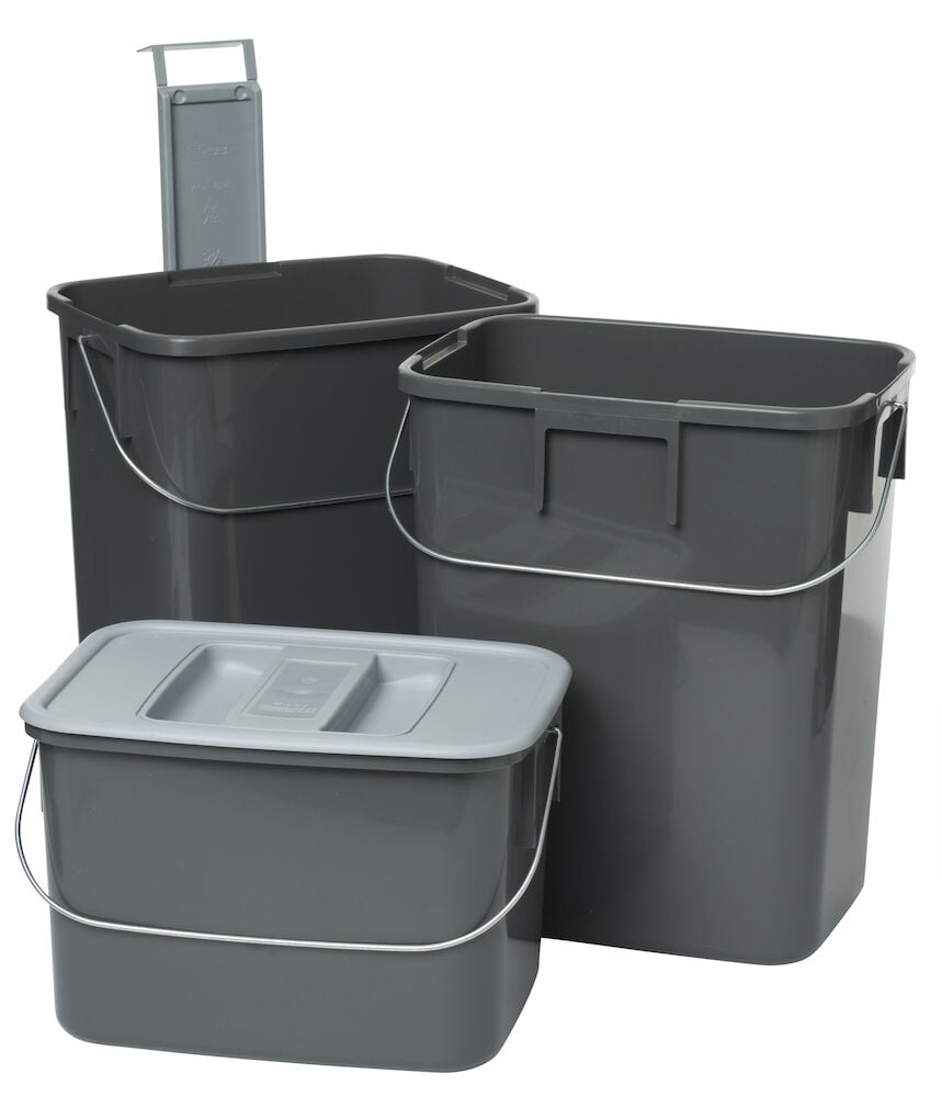 Kolme pinottavaa harmaata muovilaatikkoa metallikahvoilla.