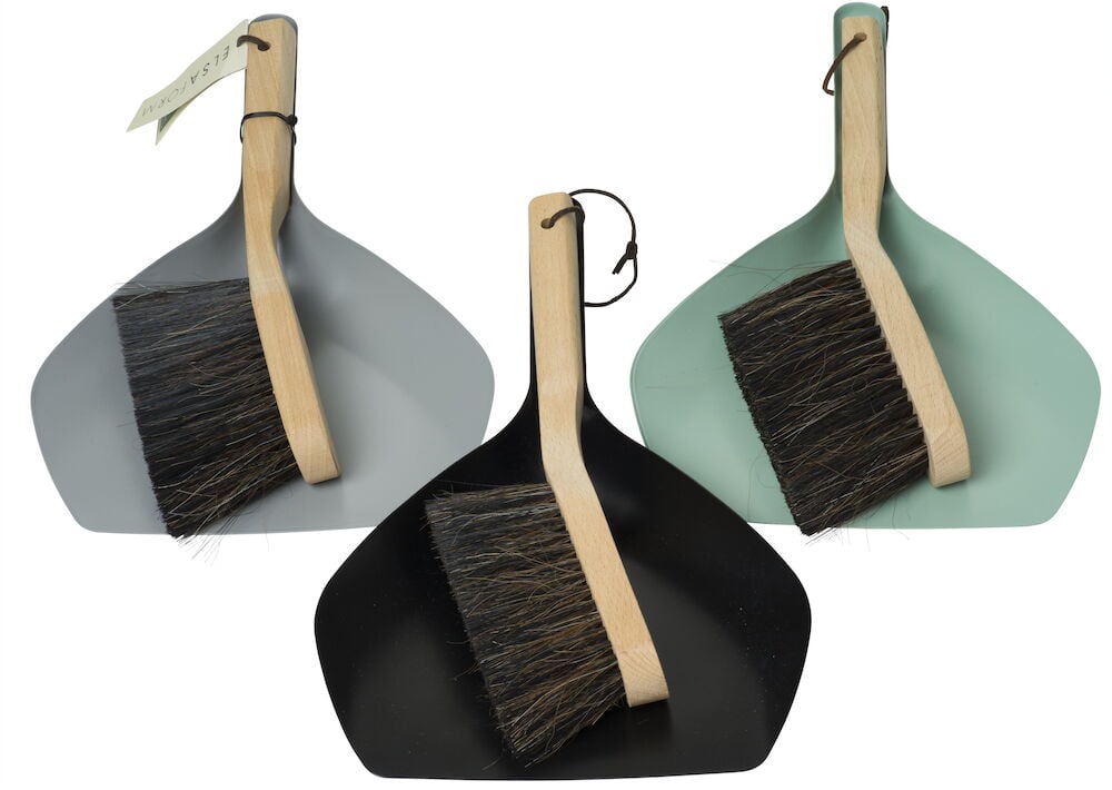 Tre sopset med trähandtag och metallskyffel.