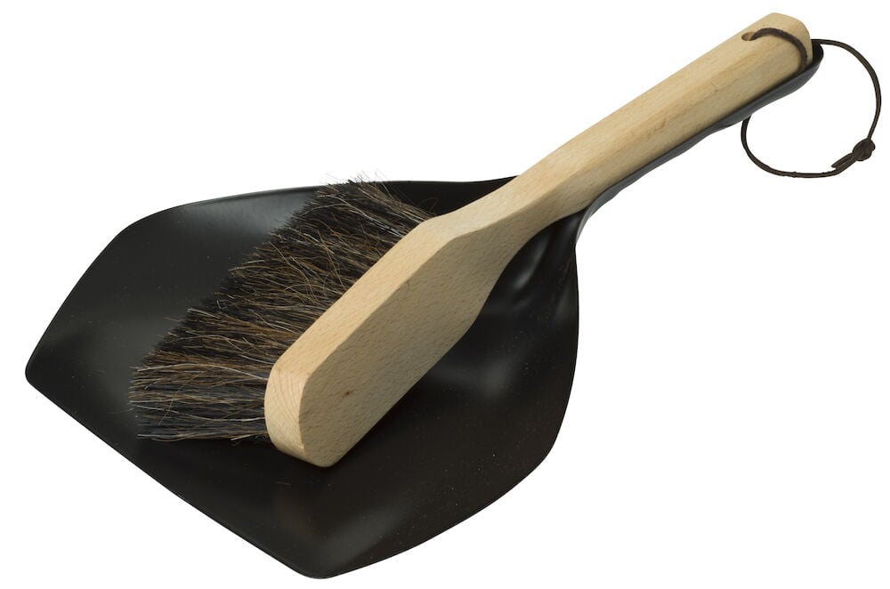 Sopset i trä med metallskyffel och borste.
