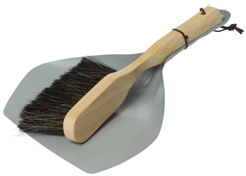 Sopborste i trä med metallskyffel.