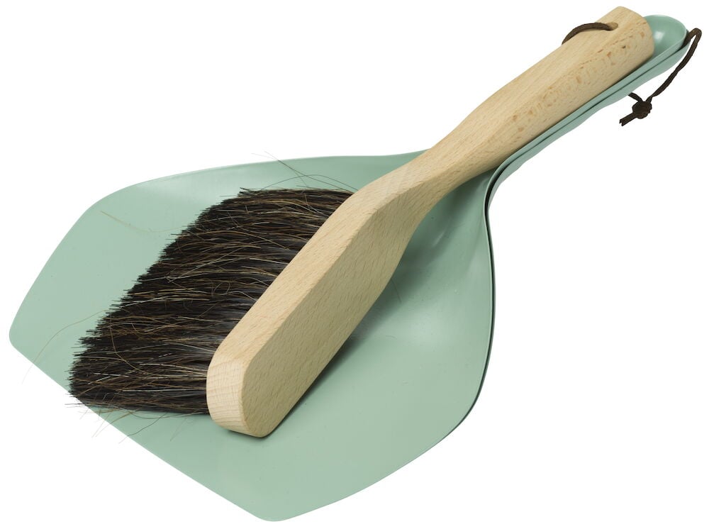 Sopborste i trä och skyffel i grönt metall.