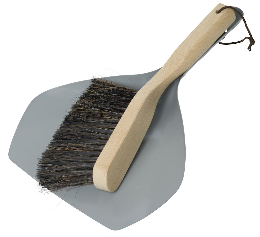 Grå metallskyffel med borste och träskaft.
