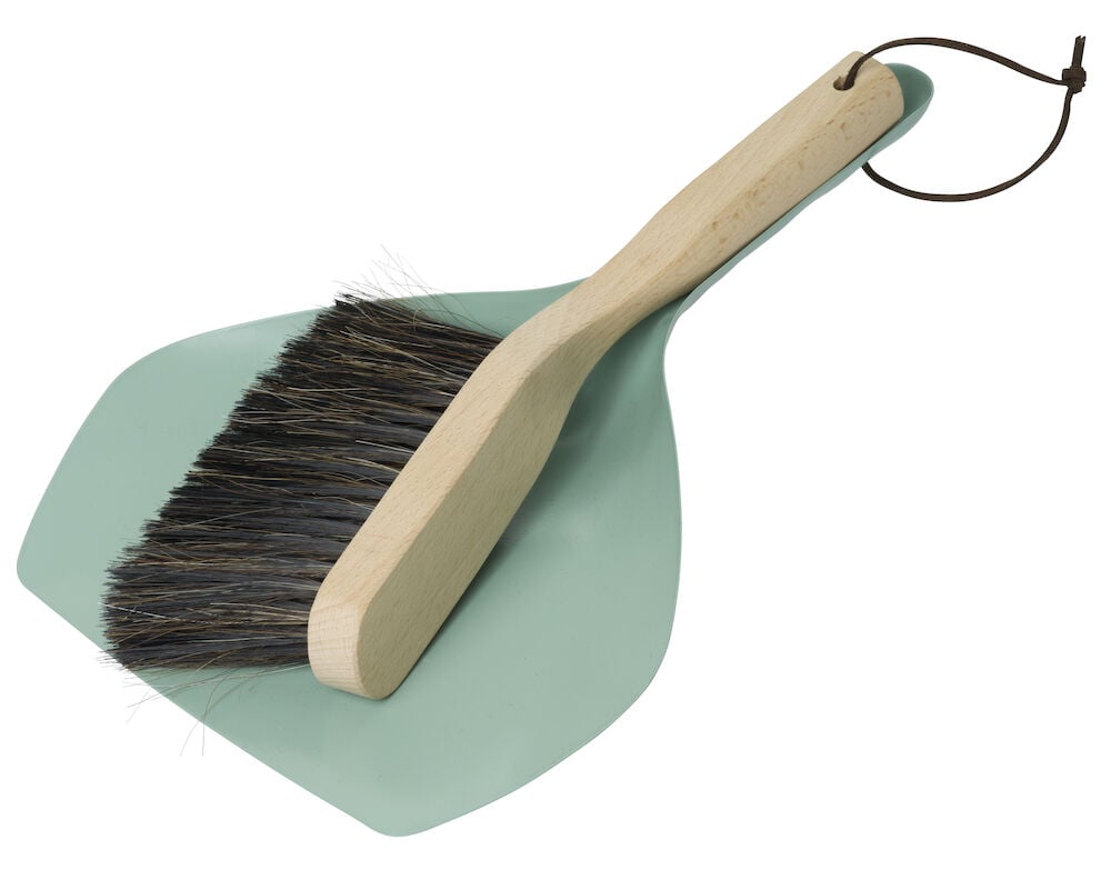 Sopborste med träskaft och grön metallskyffel.
