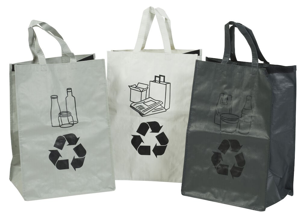 Tre grå kildesorteringsposer med symboler og håndtak.