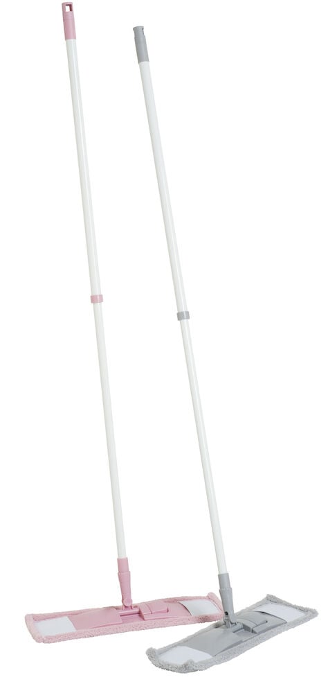 Kaksi litteää moppauslaitetta, joissa on pitkät säädettävät varret.