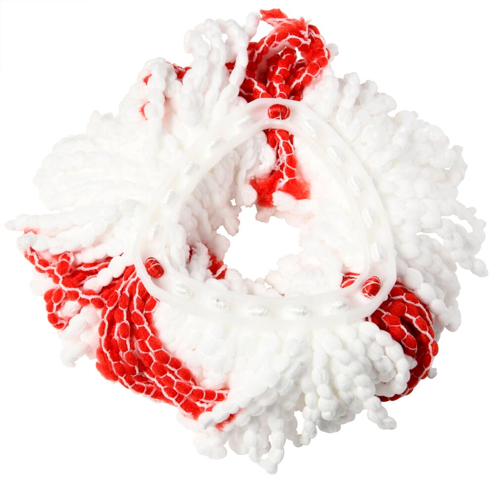 Valkoinen ja punainen mopin pää kolmionmuotoisella muovipidikkeellä.