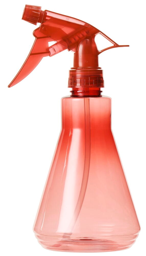 Röd transparent sprayflaska i plast med avtagbart munstycke.