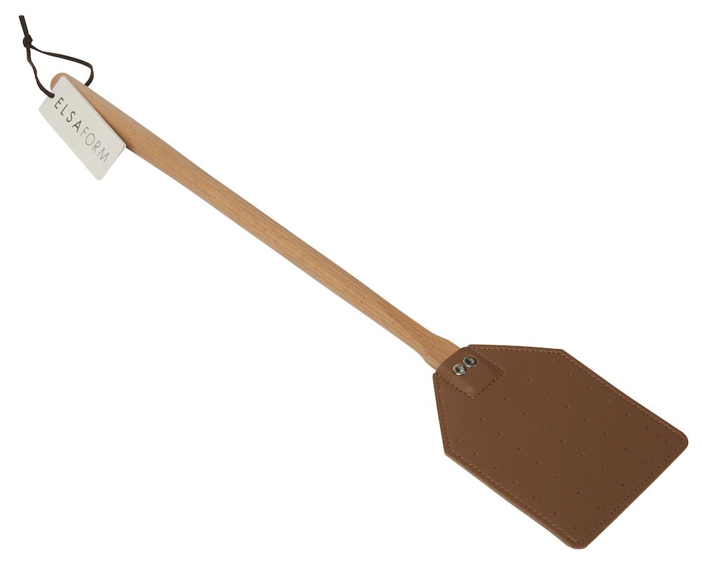 Brun flugsmälla med träskaft och upphängningssnöre.