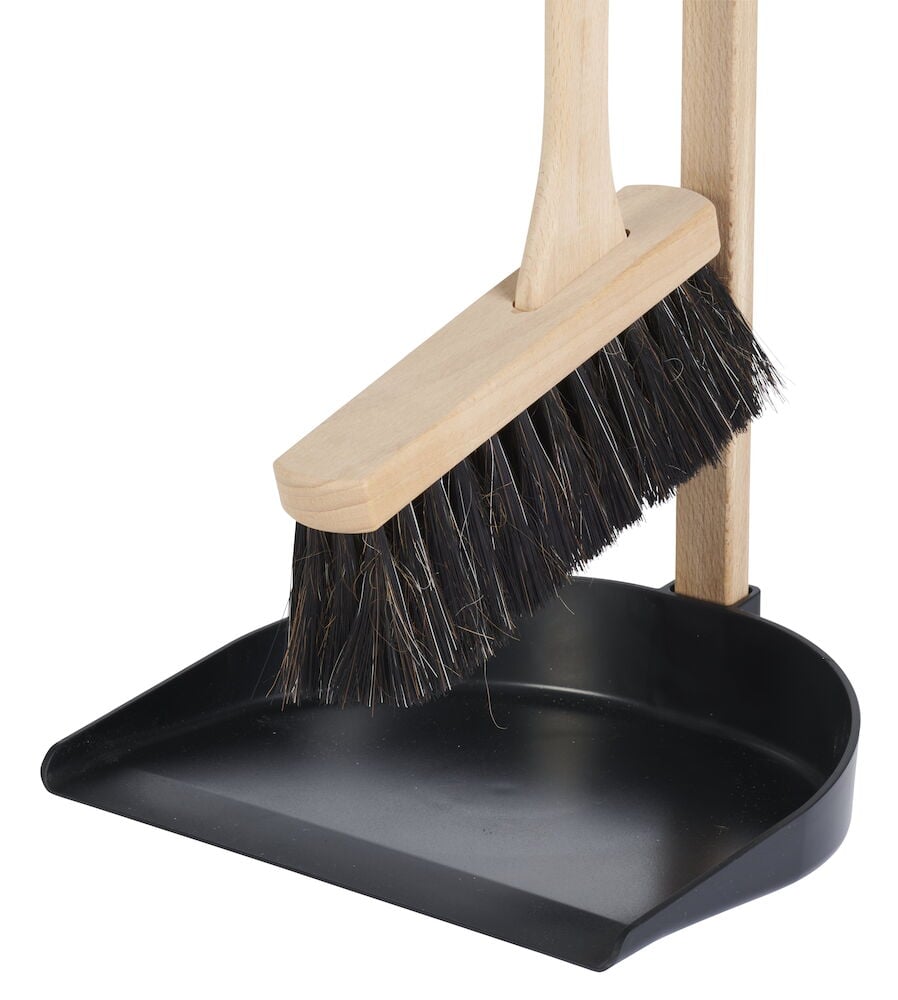 Pöytäharja ja rikkalapio puusta ja mustasta muovista.