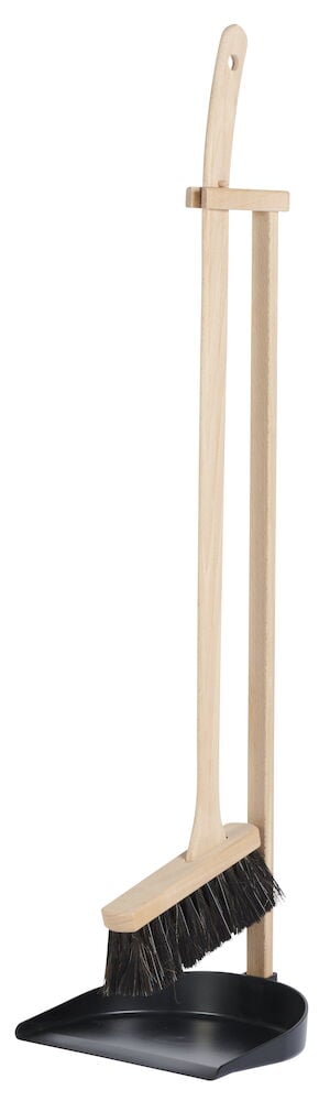 Sopset med trähandtag och svart skyffel.