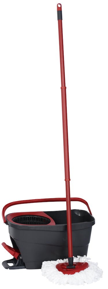 Svart hink med röd mopp och teleskopskaft.
