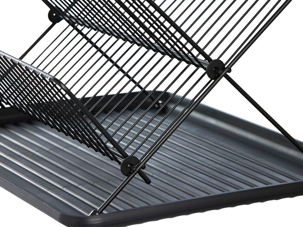 Diskställ X, ett svart vikbart trådgaller med en svart räfflad rektangulär bricka, i vinklad närbild.