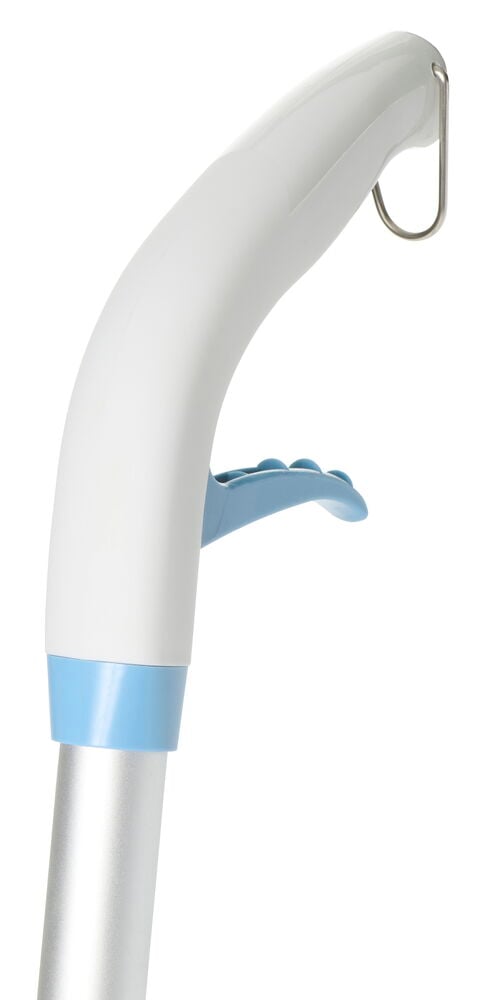 Lähikuva valkoisesta Spraymoppi Refin kahvasta, jossa on vaaleansininen liipaisin, metallikoukku ja hopeinen varsi.