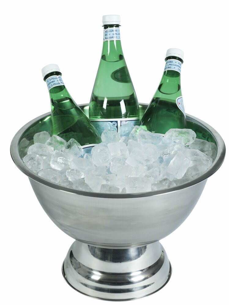 Champagnekylare i silver med is och flaskor.