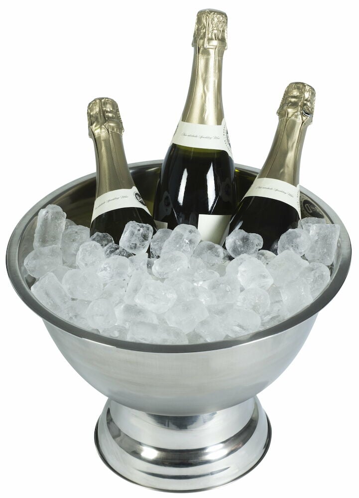 Champagnekylare i metall med tre flaskor och is.