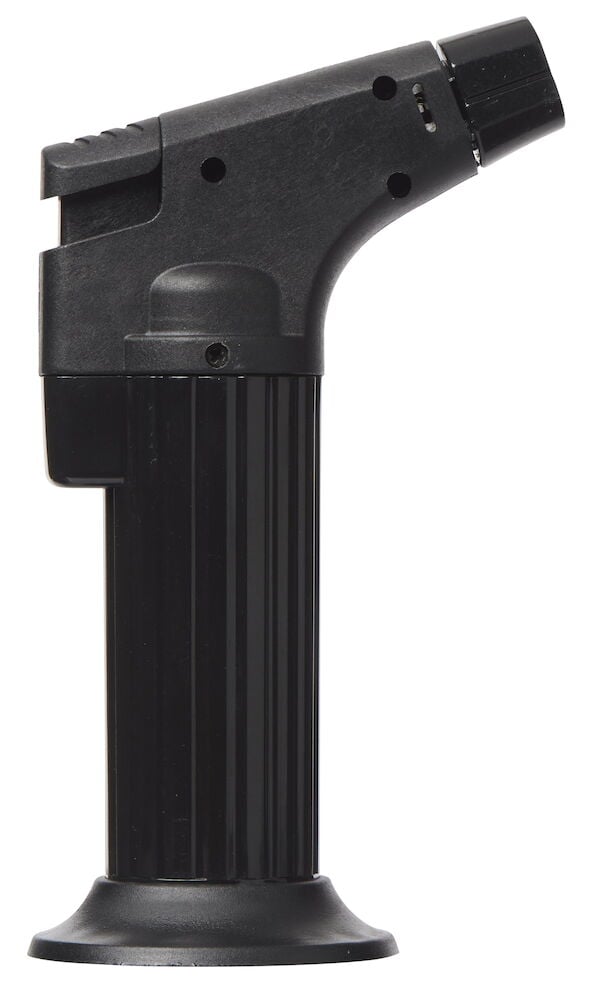 Svart gaständare med räfflat handtag och bred fot.