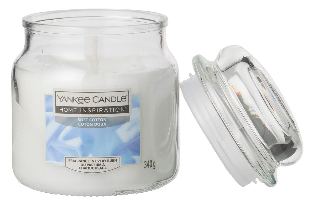 Duftkerze Yankee Candle 340 g Soft Cotton in einem klaren Glasgefäß mit offenem Deckel.