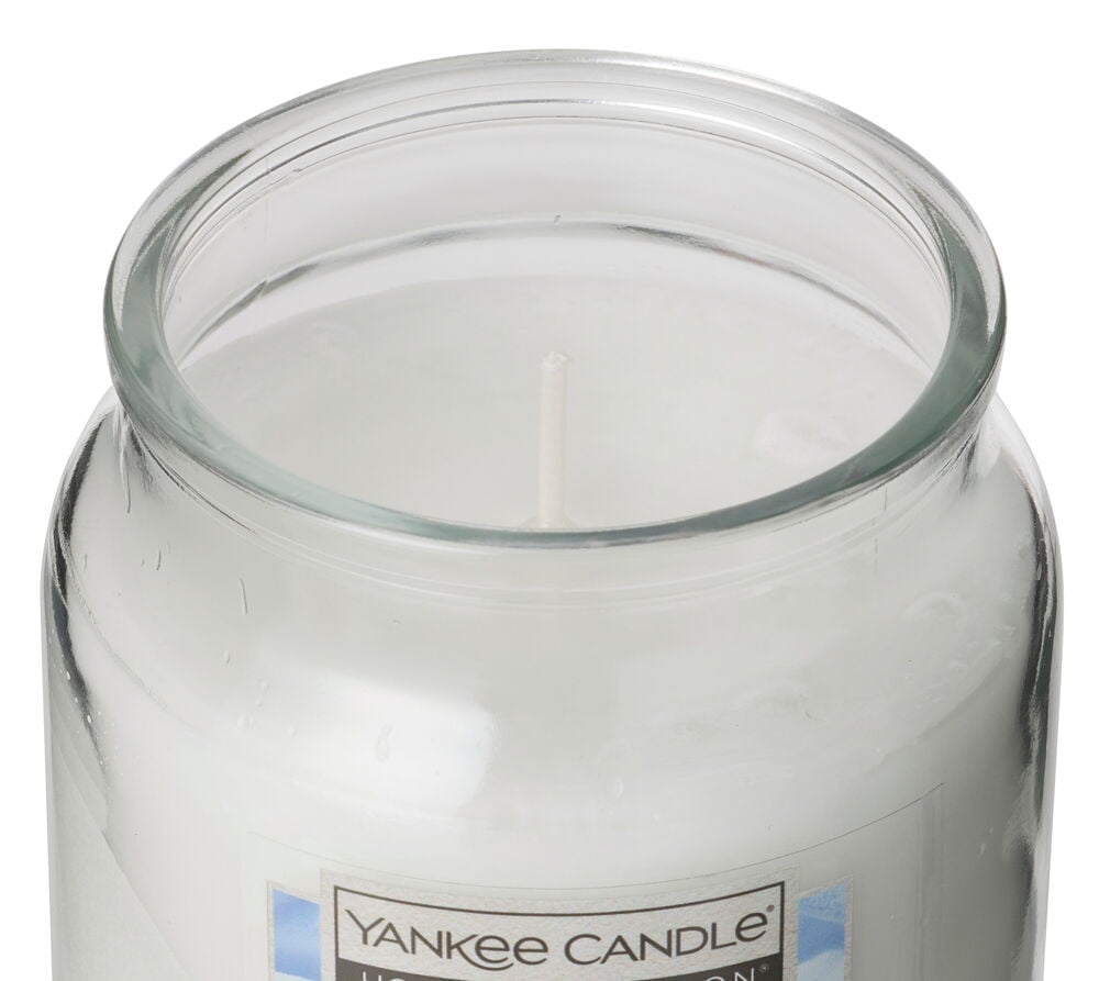 Nahaufnahme von Duftkerze Yankee Candle 340 g Soft Cotton mit weißem Wachs, einem Docht und klarem Glas.