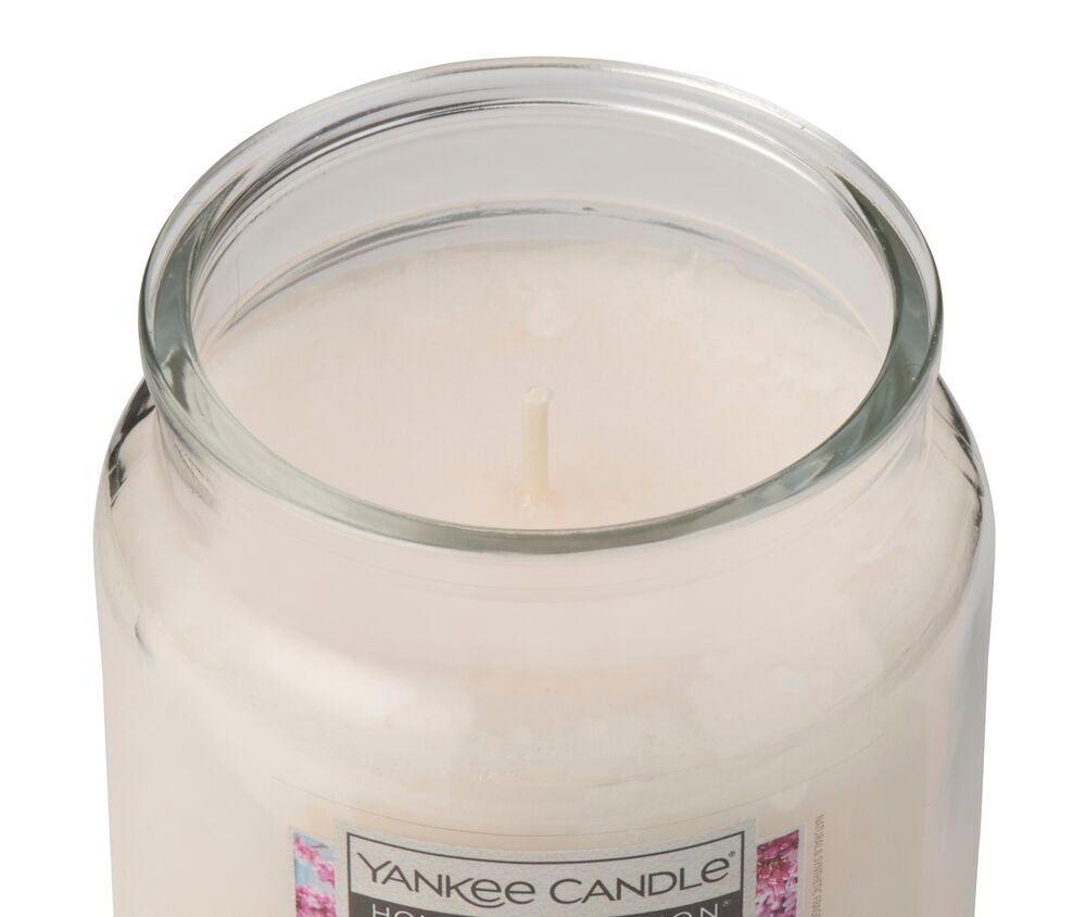 Duftlys Yankee Candle 340 g City Blooms i en klar glasskrukke med en veke, sett ovenfra.