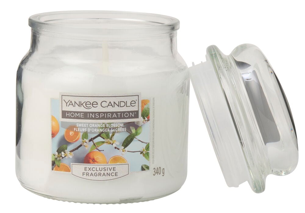 Duftlys Yankee Candle 340 g Sweet Orange Blossom i en klar glasskrukke med delvis åpent lokk.